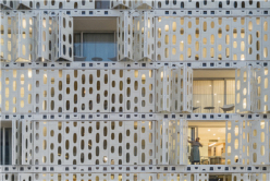 可开合的“蜂窝”:埃米利亚诺酒店 / Oppenheim建筑事务所 & Arthur Casas工作室