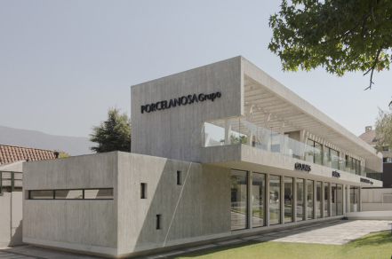 城市中的展示柜:宝路莎展厅 / Gonzalo Mardones V. Arquitectos