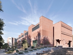 清华大学南区学生活动中心：用砖延续校园百年文脉