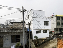 湖北港下揭宅：用理性几何回应大拆大建