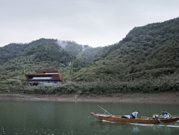 千岛湖的索道站，源于山形又超越山形 / 创盟国际
