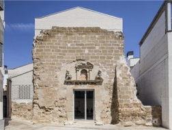 在缝补之间：Vilanova de la Barca教堂 / AleaOlea architecture & landscape
