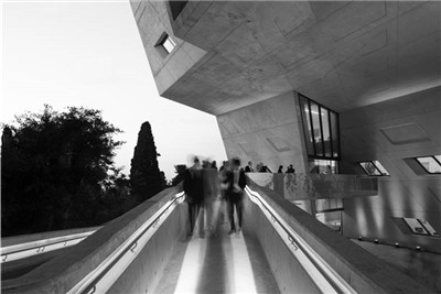 立体的交叉路口：伊萨姆·菲尔斯学院 / Zaha Hadid Architects