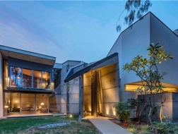 小说家的房子：穿越光影，剪辑空间 / Mathew and Ghosh Architects