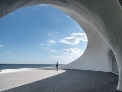 渤海湾上消隐的洞穴：UCCA沙丘美术馆 / OPEN建筑事务所
