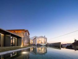 中世纪废墟上的湖景房：Obidos House / FCC Arquitectura