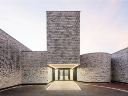 从砖缝漏出的光：Élancourt音乐学校 / Opus 5 architectes