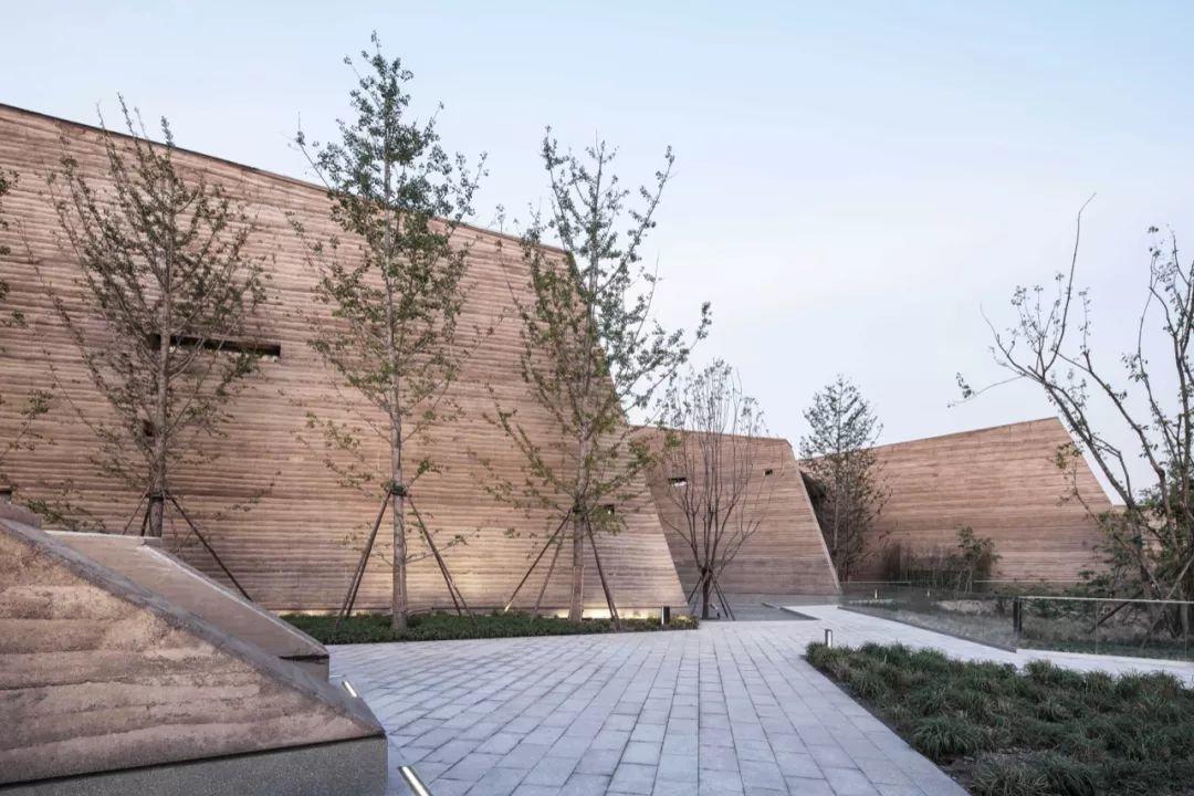 新作 | 拥有全球最高的现代夯土外墙：郑州建业足球小镇游客中心 / 水石设计米川工作室