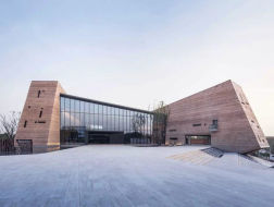 新作 | 拥有全球最高的现代夯土外墙：郑州建业足球小镇游客中心 / 水石设计米川工作室