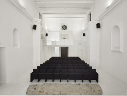 黑与白的诗篇：圣洛可小教堂改造剧场 / Luigi Valente、Mauro Di Bona