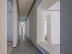 华意空间展厅：几何线条与空间秩序 / 共向设计