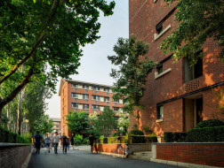 保留红砖绿树的场所记忆：清华大学南区学生宿舍 / 清华大学建筑学院王丽方工作室