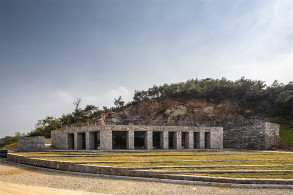 从采石坑到剧场:石窝剧场 / 三文建筑