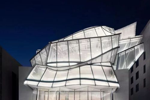 首尔路易威登旗舰店：解构式的弧线玻璃立面 / 弗兰克·盖里、彼得·马里诺
