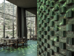 停车场下的茶室：透出绿宝石光芒的玻璃砖 / 宋玮建筑工作室