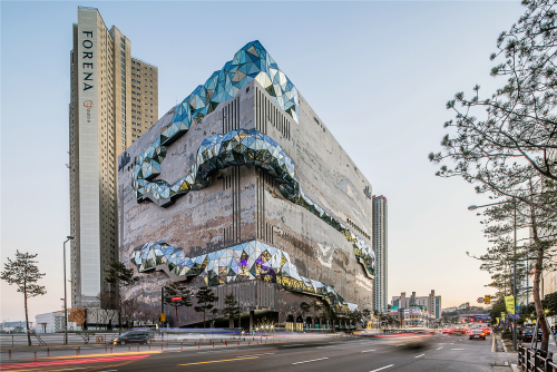 OMA新作：韩国Galleria百货公司大楼，多棱玻璃立面打造公共路线
