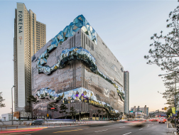 OMA新作：韩国Galleria百货公司大楼，多棱玻璃立面打造公共路线