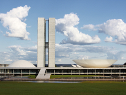 经典再读52 | 巴西利亚三权广场：典雅的纪念性