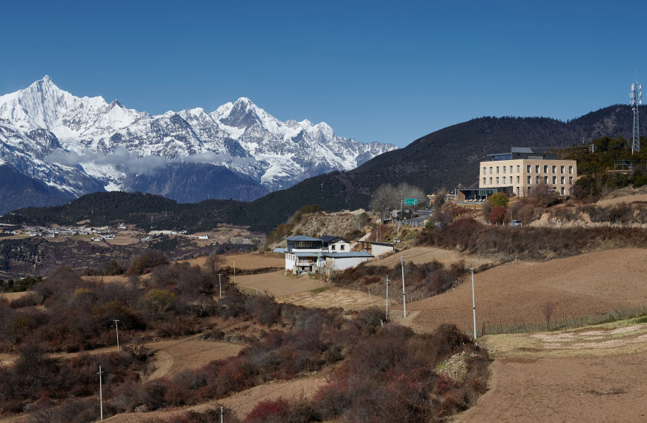 梅里雪山既下山酒店:抵达内心的边境 / 赵扬建筑工作室