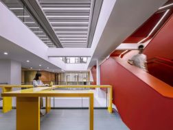 温暖的相遇：清华大学第四教学楼室内空间改造 / 清华大学美术学院