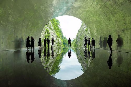幻境中人说：MAD马岩松的“光之隧道”