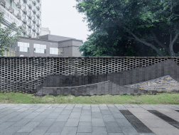 一线之园：成都均隆滨河路围墙改造设计 / 广州微介创意设计有限公司