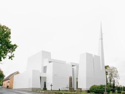 波什格伦教堂：纯白瓷砖包裹错落体量 / sivilarkitekt espen surnevik as
