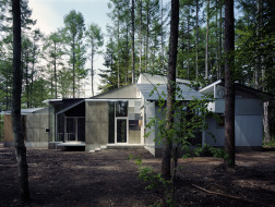 多体块组合：具有层次的森林小屋 / KOTOAKI ASANO Architect & Associates