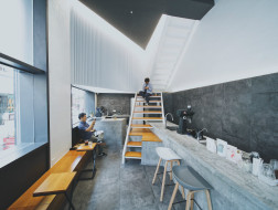 厦门大中路21GRAM空间改造：新老楼梯的并置 / 上海所在建筑事务所