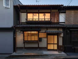 京都的周末住宅：新旧材质的交错 / 小大建筑设计事务所