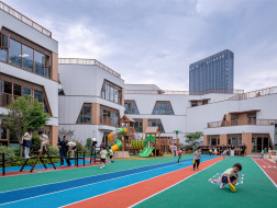 “六边形”母题的运用：杭州浦乐幼儿园杨家墩分园 / goa大象设计