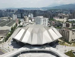 台北流行音乐中心主音乐厅：几何折板反映山脉地形 / RUR Architecture