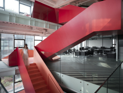圳弋戈成都总部改造：贯穿空间的红色楼梯 / 凡筑设计