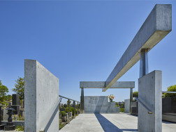 镰仓雪之下教堂公墓：“漂浮”的十字架 / Takeshi Hosaka Architects