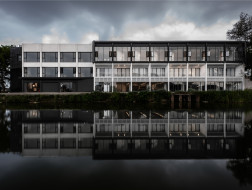 在旧建筑中嵌入黑盒子：古劳水墨方塘艺术酒店 / 加减智库设计事务所