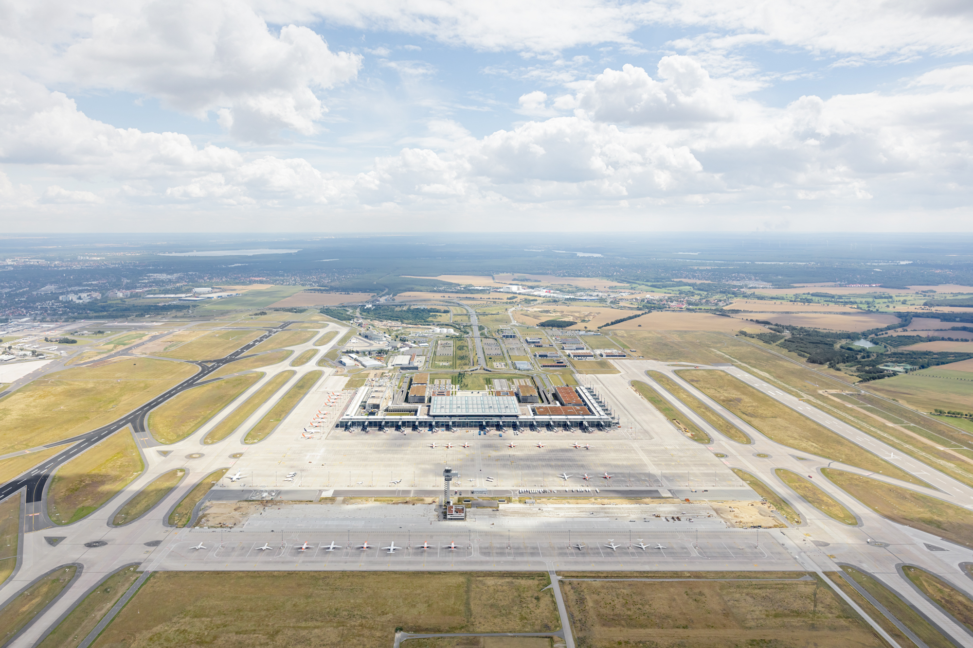 Eerste passagiersvliegtuig vertrekt negen jaar na geplande opening vanop nieuwe luchthaven ...