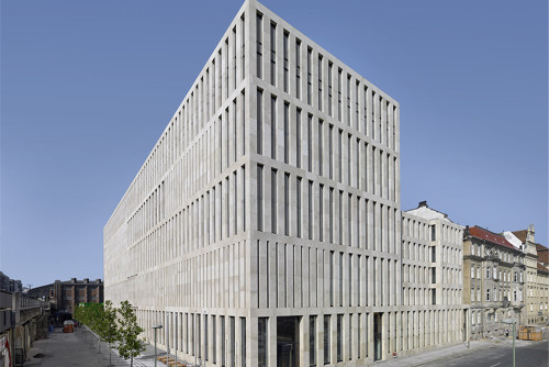 柏林洪堡大学图书馆：阶梯状的大阅览室 / Max Dudler