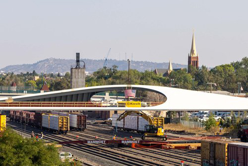 横跨铁路的钢铁之眼：由DS+R设计的人行天桥完成主体吊装