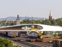 横跨铁路的钢铁之眼：由DS+R设计的人行天桥完成主体吊装