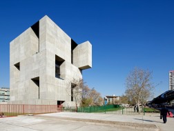 亚历杭德罗作品：智利天主教大学创新中心