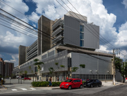 巴西圣贝尔纳多杜坎普公立应急医院：层次丰富的立面 / spbr arquitetos