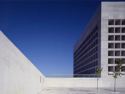 西班牙格拉纳达银行总部：光的容器 / Alberto Campo Baeza