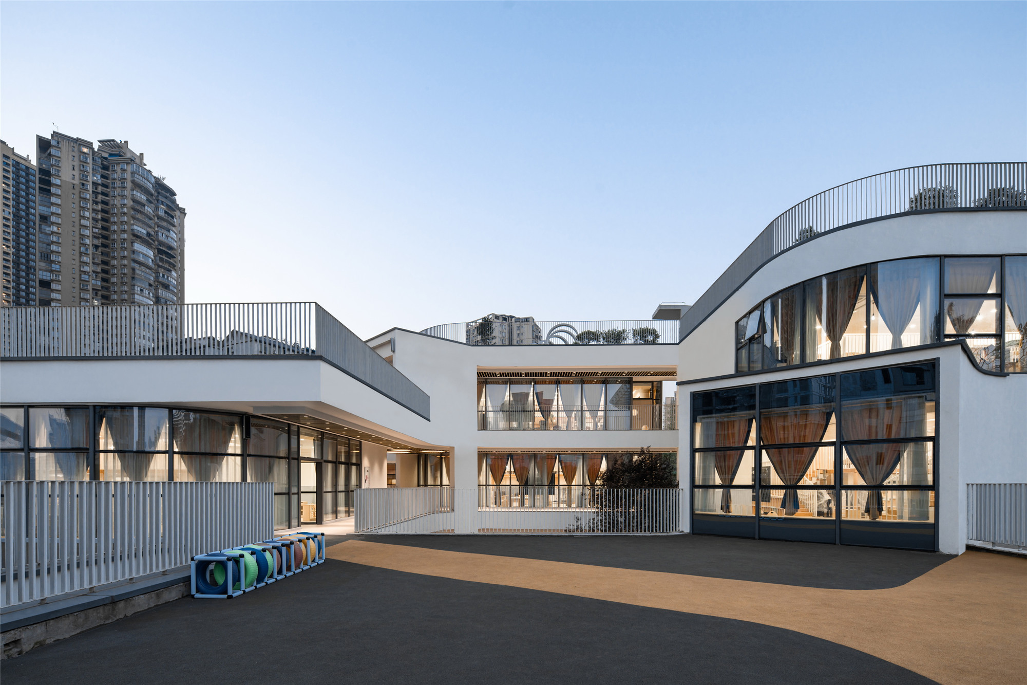 重庆弹子石幼儿园：阶梯状屋顶平台 / NAN Architects – 有方