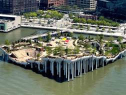 Heatherwick工作室“小岛”开幕，2.6亿美元搭起河上绿洲