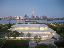 上海徐汇滨江西岸办公楼改造：水平延展的通透体量 / 合尘建筑