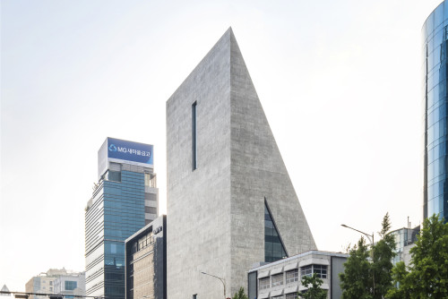 赫尔佐格与德梅隆韩国首作即将竣工，楔形体量如混凝土雕塑