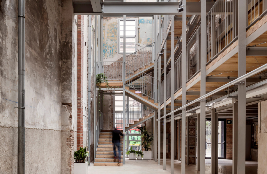 巴塞罗那Lleialtat Santsenca市民中心:今与昔的并置 / HARQUITECTES