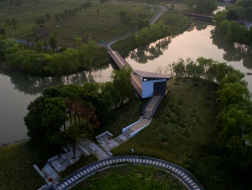 乌镇谭家湾步行桥：稻田水网上的交织和缠绕 / 东维建筑、浙江农林大学园林设计院