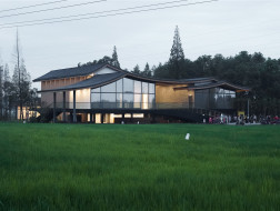 崇州·中国好粮油展示中心：村野间的现代林盘 / 小隐建筑