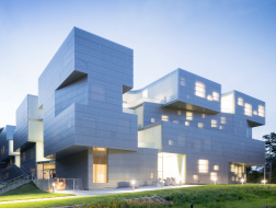 爱荷华大学视觉艺术馆：垂直多孔结构 / 斯蒂文·霍尔建筑师事务所